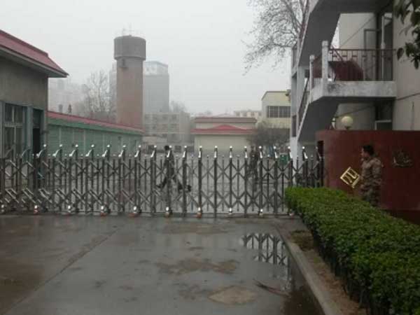 新鄉(xiāng)空軍部隊伸縮門案例 - 中出網(wǎng)-智能出入口門戶