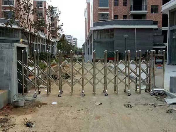 九江出安智能伸縮門進駐九江修水縣太陽升鎮(zhèn)第三安置小區(qū)