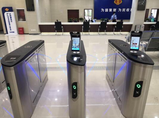 入駐駐馬店國(guó)稅局的人臉識(shí)別測(cè)溫一體機(jī)