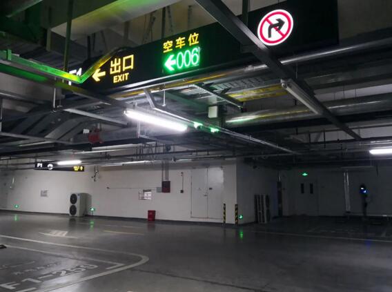 該項目采用恭III停車場（10進(jìn)10出）+車位引導(dǎo)（2000余車位攝像頭）