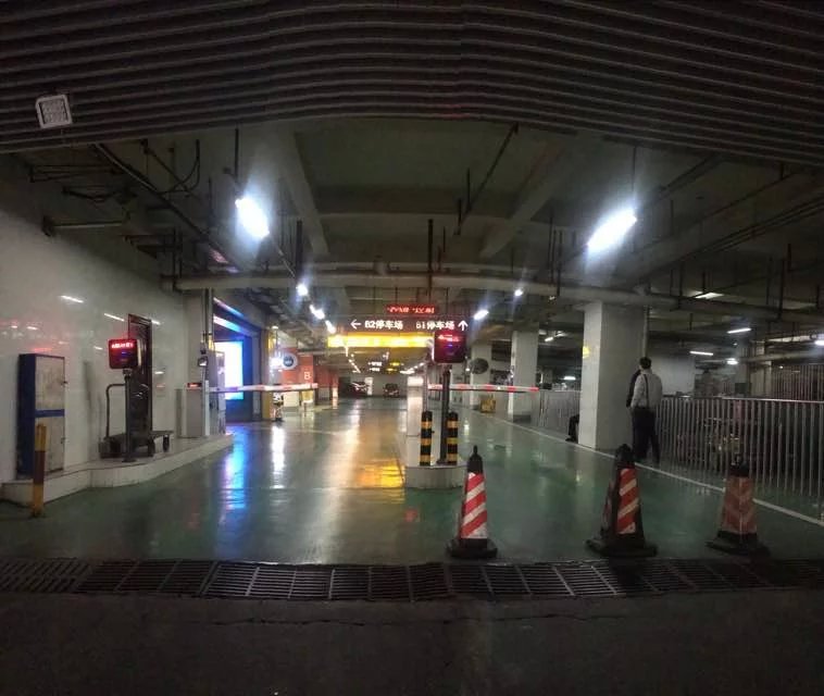 資陽萬達廣場車牌識別系統(tǒng)工程案例 - 中出網-智能出入口門戶