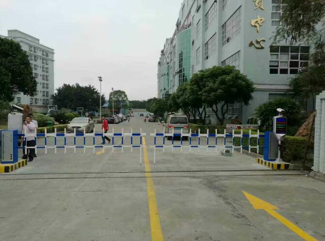 六盤水恒遠(yuǎn)帝都新城欄柵道閘工程 - 中出網(wǎng)-智能出入口門戶