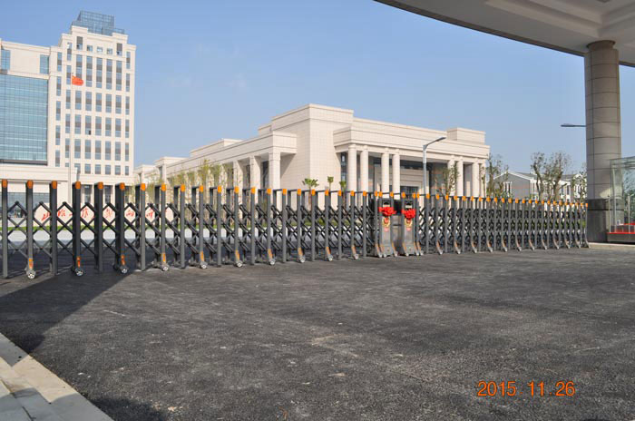 上海中國(guó)武警部隊(duì)伸縮門工程案例 - 中出網(wǎng)-智能出入口門戶