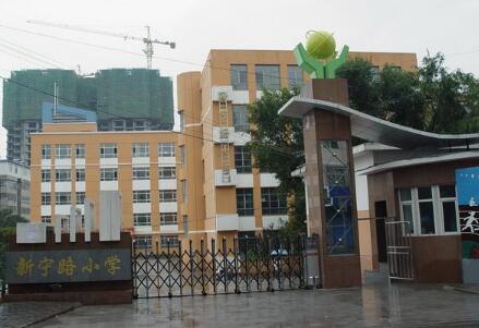 西寧出安智能伸縮門成西寧市城西區(qū)新寧路小學(xué)大門口一道亮麗風(fēng)景 