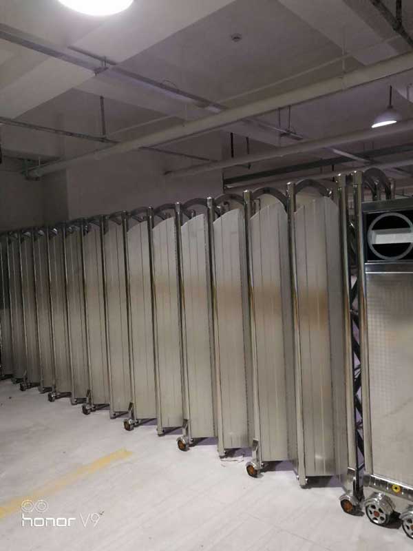 廣安好人家購物中心停車場電動伸縮門案例 - 中出網-智能出入口門戶