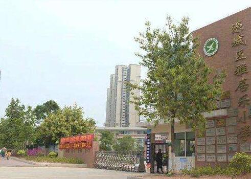 河源出安智能電動(dòng)伸縮門成雅居樂(lè)小學(xué)大門口亮點(diǎn)