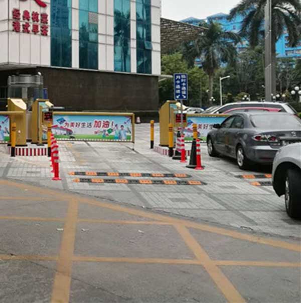 汕尾第一城廣告道閘案例 - 中出網(wǎng)-智能出入口門戶