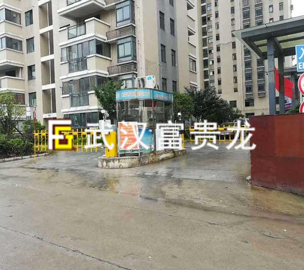 玉龍花園道閘案例 - 中出網(wǎng)-智能出入口門戶