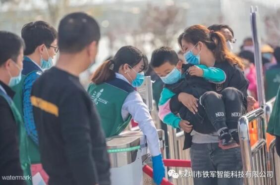售票廳和景區(qū)入口工作人員正引導游客測量體溫