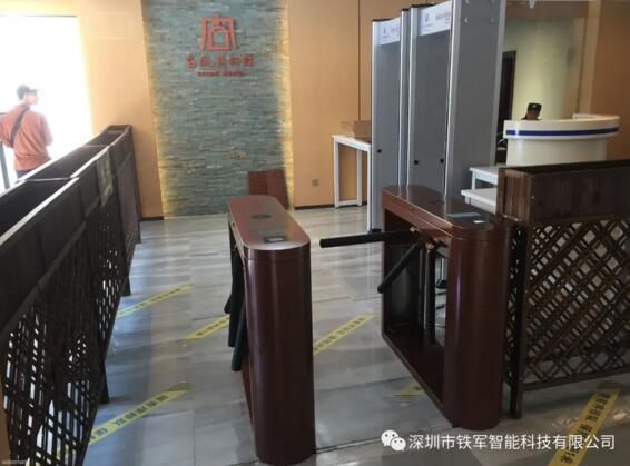 古風博物院檢票口入口處采用深圳市鐵軍智能生產(chǎn)的高端定制烤漆票務(wù)三輥閘