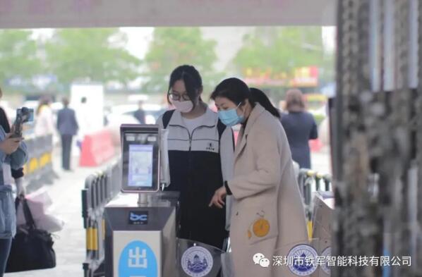 “鐵軍智能”通道閘設(shè)備集成紅外測溫、人臉識別、人證比對等先進(jìn)技術(shù)