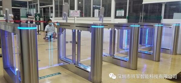深圳市龍華區(qū)人民醫(yī)院應(yīng)用鐵軍智能“粵康碼”人臉測溫?cái)[閘