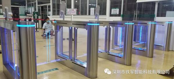 深圳市龍華區(qū)人民醫(yī)院應(yīng)用鐵軍智能“粵康碼”人臉測溫?cái)[閘
