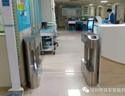 重慶新橋醫(yī)院護士站應用鐵軍智能人臉識別擺閘+指紋機