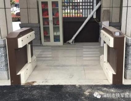 鐵軍智能貼合淮安院子府系精髓，設(shè)計(jì)了中式院墅專用烤漆擺閘