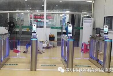 深圳市龍華區(qū)人民醫(yī)院應(yīng)用鐵軍智能“粵康碼”人臉測溫?cái)[閘