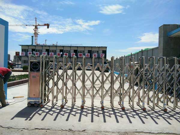 赤峰市航安地產(chǎn)施工場地電動伸縮門工程 - 中出網(wǎng)-智能出入口門戶