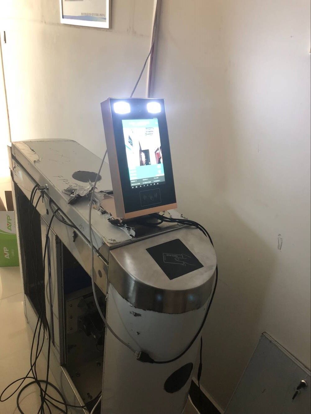 通道閘人臉識別一體機，動態(tài)人臉識別門禁機，閘機伴侶