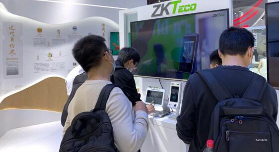 ID860（左）、ID700-C（右）兩款主打明星款人證核驗智能終端亮相展區(qū)
