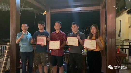 銷售標兵獎，由營銷中心高總頒獎