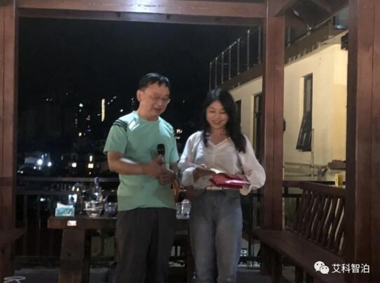 集采中標卓越貢獻獎，由董事長潘總頒獎