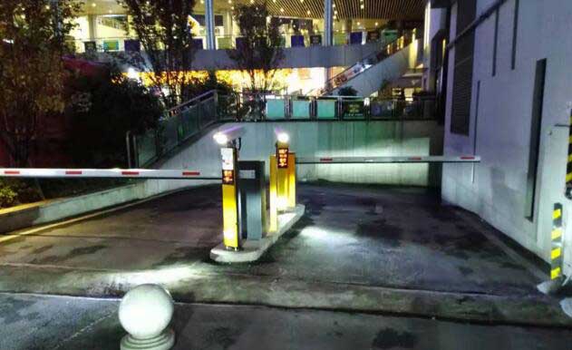 重慶盤龍奧園廣場車牌識(shí)別系統(tǒng)案例 - 中出網(wǎng)-智能出入口門戶