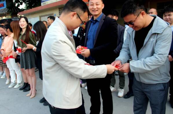 公司董事長(zhǎng)楊文泉送上開工大紅包與新年祝福
