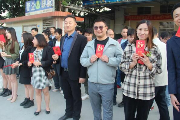 公司董事長(zhǎng)楊文泉送上開工大紅包與新年祝福