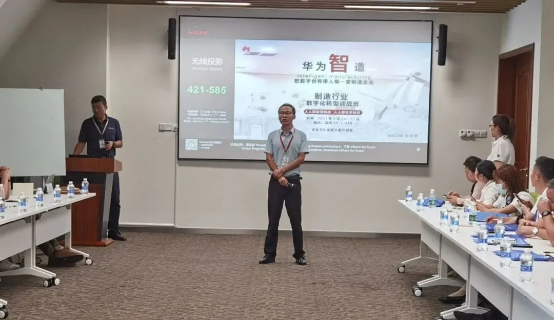 華為工業(yè)互聯(lián)網(wǎng)架構(gòu)師張雋雋向考察團成員介紹華為的工業(yè)互聯(lián)網(wǎng)解決方案細(xì)節(jié)