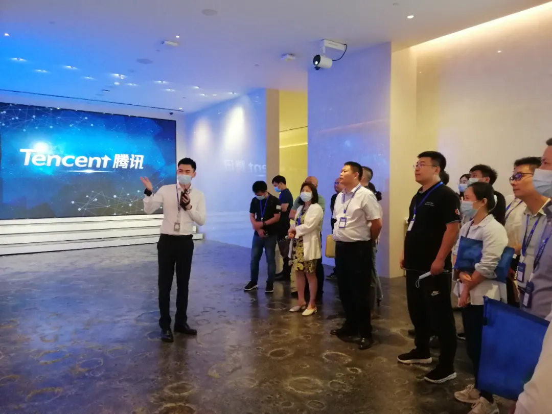 華為工業(yè)互聯(lián)網(wǎng)架構(gòu)師張雋雋向考察團成員介紹