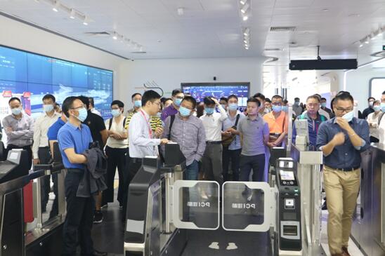 投資者體驗(yàn)指紋、人臉識(shí)別過閘機(jī)