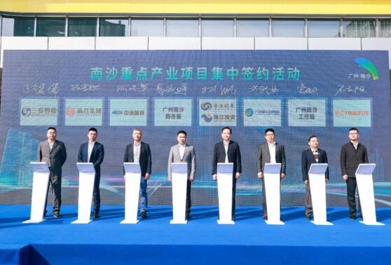 佳都科技高級副總裁兼智慧城市業(yè)務(wù)群總裁石立陽（右一）