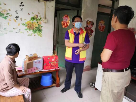 佳都相關(guān)黨員來(lái)到小瑩的家中