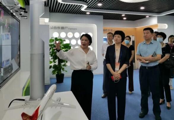 廈門市人大常委會副主任陳紫萱一行調(diào)研瑞為，寄語瑞為深耕產(chǎn)業(yè)不放松