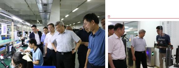 在陳董等公司領(lǐng)導(dǎo)的陪同下，樊主席一行先后參觀了立林生產(chǎn)車間、實(shí)驗(yàn)室和企業(yè)產(chǎn)品展廳