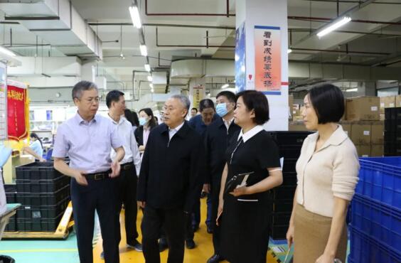 在陳董、湯總等公司領導的陪同下，趙常委一行先后參觀了立林生產車間和實驗室