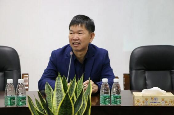 在陳董、鐘總等公司領(lǐng)導(dǎo)的陪同下，張區(qū)長(zhǎng)一行先后參觀了立林生產(chǎn)車間和實(shí)驗(yàn)室