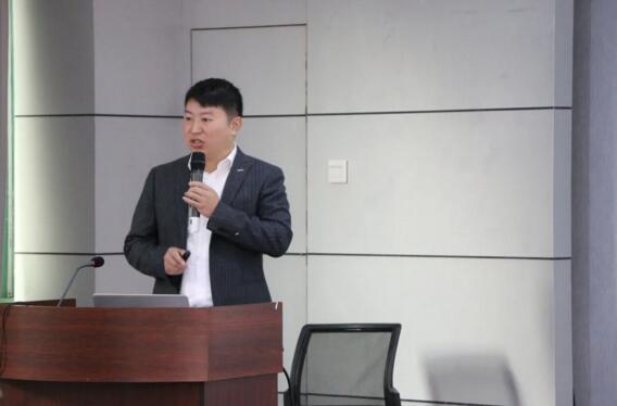 零售渠道總監(jiān)趙峰宣講了《零售渠道運營中心2021年運營規(guī)劃暨商務(wù)政策》