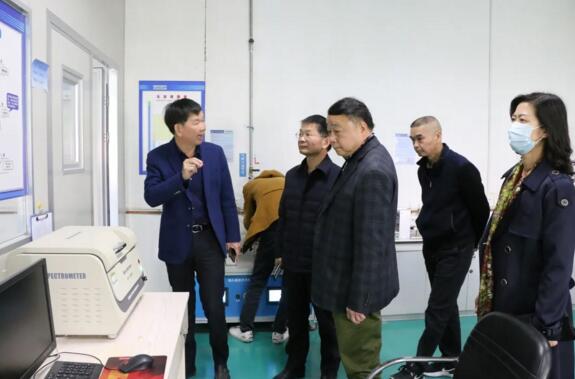 在陳董、鐘總等公司領導的陪同下，陳主任一行先后參觀了立林生產車間和實驗室