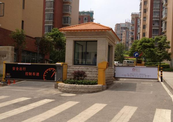 貴州圣泉流云花園廣告道閘案例 - 中出網(wǎng)-智能出入口門戶