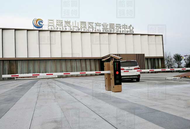 山東日照市嵐山園區(qū)產(chǎn)業(yè)展示中心車牌識別系統(tǒng) - 中出網(wǎng)-智能出入口門戶