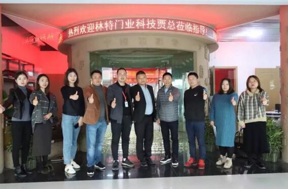 賈總和啟功董事長(zhǎng)以及經(jīng)理合影