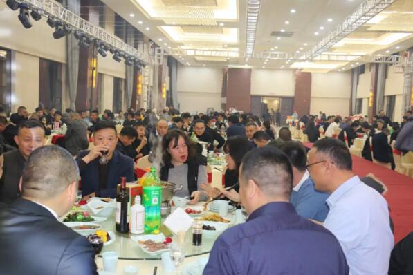丹特斯再次感謝年會所有工作人員的辛勞付出！