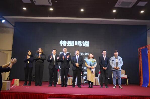 丹特斯再次感謝年會所有工作人員的辛勞付出！