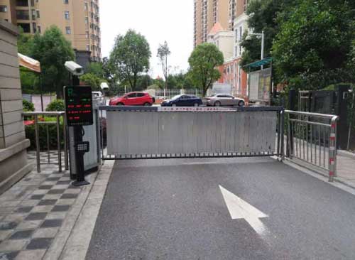 武漢某高檔住宅小區(qū)（車牌識(shí)別相機(jī)）案例 - 中出網(wǎng)-智能出入口與停車充電門戶