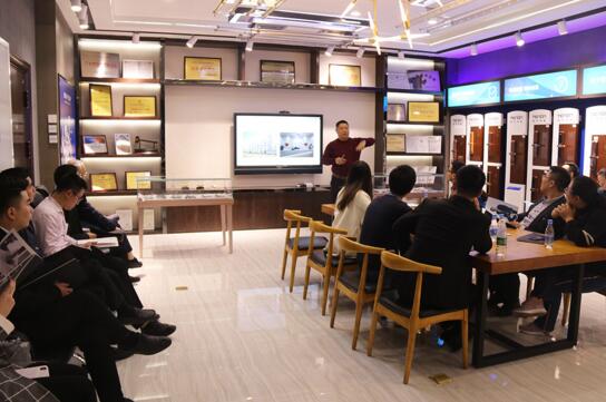 付總更是現(xiàn)場講解了亞太天能企業(yè)的發(fā)展歷程及產(chǎn)品的進(jìn)化史