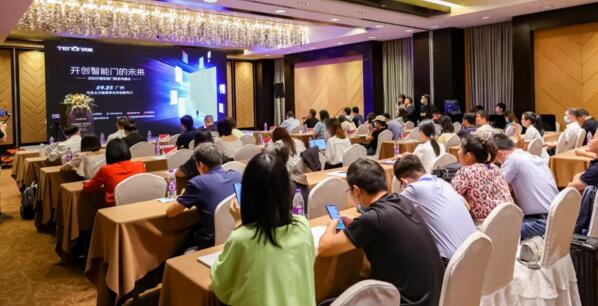 以“開創(chuàng)智能門的未來(lái)”為主題的2020年亞太天能智能門新品溝通會(huì)在廣州長(zhǎng)隆酒店國(guó)際會(huì)展中心舉行