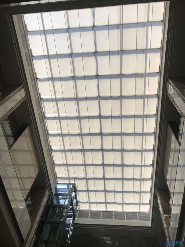 禪城南莊強輝陶瓷中空采光頂遮陽電動窗簾案例 - 中出網(wǎng)-智能出入口門戶