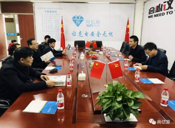 車書記一行在會(huì)議室聆聽總經(jīng)理饒細(xì)輝總結(jié)報(bào)告