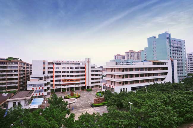 佛山市華材職業(yè)技術(shù)學(xué)?？偛客＼噲鱿到y(tǒng)案例 - 中出網(wǎng)-智能出入口門戶